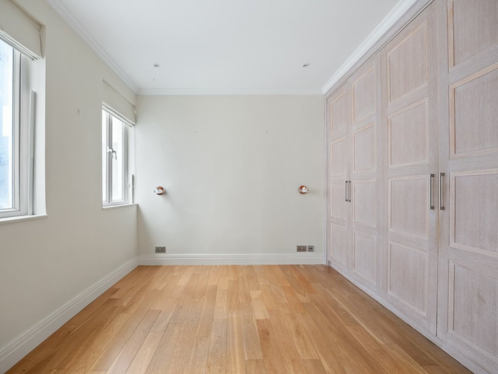 https://img.propertyraptor.com/cdn-cgi/imagedelivery/KD5bF_AFL0JDTbKLWF7z9g/ap8/ap8_001/hornet/prp/img/d32a7600bb3c62ea65337f54172ed6a3.jpg/public