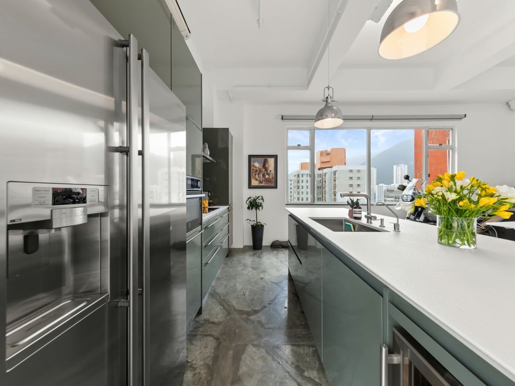 https://img.propertyraptor.com/cdn-cgi/imagedelivery/KD5bF_AFL0JDTbKLWF7z9g/ap8/ap8_001/hornet/prp/img/d32b053dcedec19b1b70fc8e63491d37.jpg/public