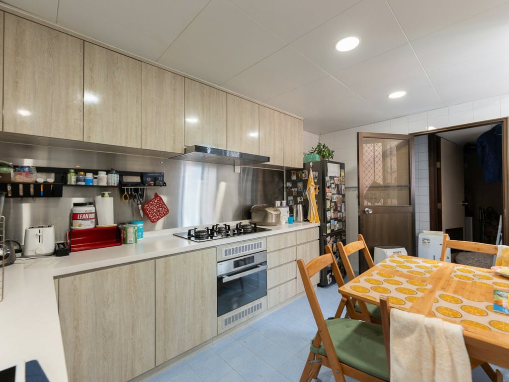 https://img.propertyraptor.com/cdn-cgi/imagedelivery/KD5bF_AFL0JDTbKLWF7z9g/ap8/ap8_001/hornet/prp/img/d33a18e5347e5ff2a5570fc453609af5-wtm.jpg/public