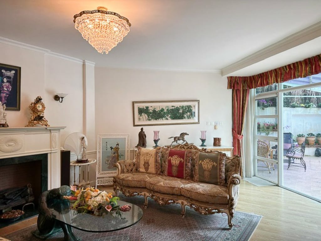https://img.propertyraptor.com/cdn-cgi/imagedelivery/KD5bF_AFL0JDTbKLWF7z9g/ap8/ap8_001/hornet/prp/img/d341ad6d2993951d91b3540f63d9efc0.jpg/public