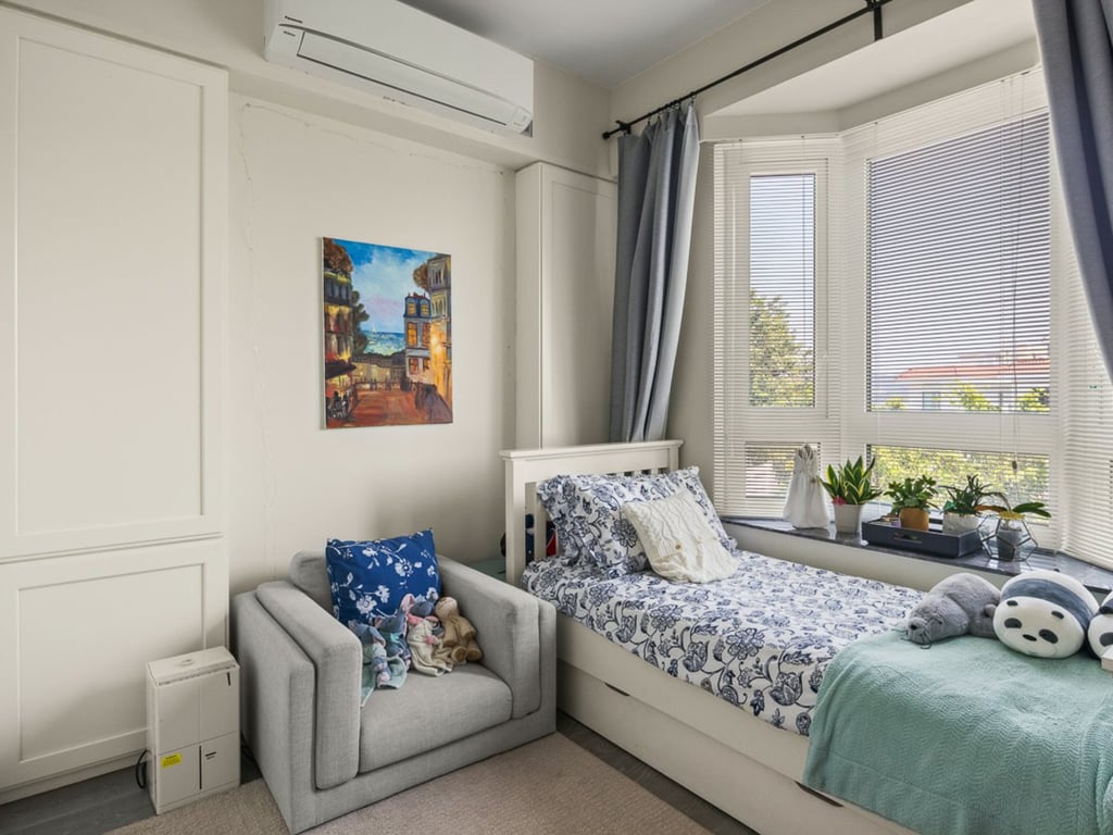 https://img.propertyraptor.com/cdn-cgi/imagedelivery/KD5bF_AFL0JDTbKLWF7z9g/ap8/ap8_001/hornet/prp/img/d4eb3ee811132ca401d254cf4f5231c5.jpg/public
