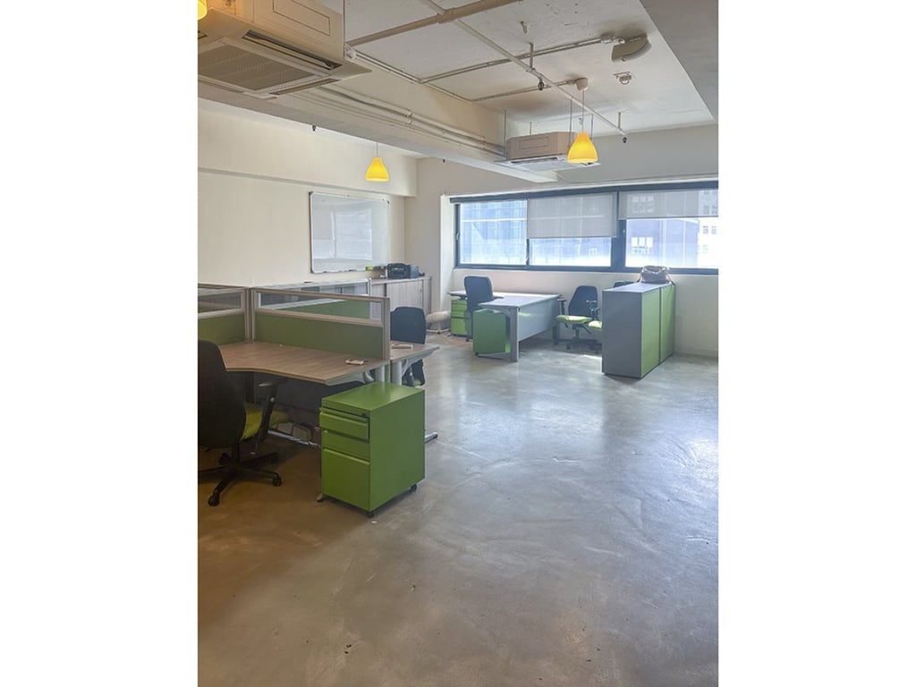 https://img.propertyraptor.com/cdn-cgi/imagedelivery/KD5bF_AFL0JDTbKLWF7z9g/ap8/ap8_001/hornet/prp/img/d51d7b8a9428b6223f954975f831fabd.jpg/public
