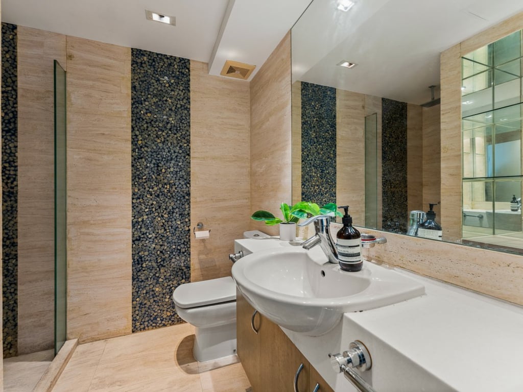 https://img.propertyraptor.com/cdn-cgi/imagedelivery/KD5bF_AFL0JDTbKLWF7z9g/ap8/ap8_001/hornet/prp/img/d53f7305cbc61762a77f75f4ae048f3f.jpg/public