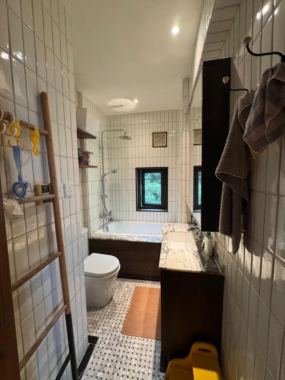 https://img.propertyraptor.com/cdn-cgi/imagedelivery/KD5bF_AFL0JDTbKLWF7z9g/ap8/ap8_001/hornet/prp/img/d5a125d4d62b769fea73810df1a3d793-wtm.jpg/public
