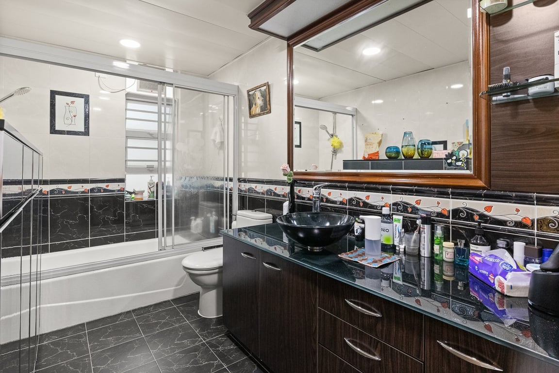 https://img.propertyraptor.com/cdn-cgi/imagedelivery/KD5bF_AFL0JDTbKLWF7z9g/ap8/ap8_001/hornet/prp/img/d5a537bd5a3c02086aecd454dee9bf4f-wtm.jpg/public