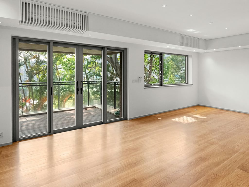 https://img.propertyraptor.com/cdn-cgi/imagedelivery/KD5bF_AFL0JDTbKLWF7z9g/ap8/ap8_001/hornet/prp/img/d633945e283b4663fbe173dfe35b5be7.jpg/public