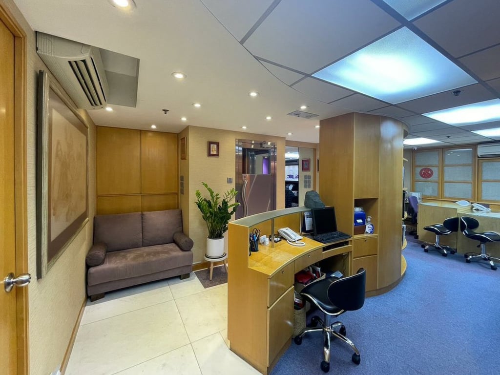 https://img.propertyraptor.com/cdn-cgi/imagedelivery/KD5bF_AFL0JDTbKLWF7z9g/ap8/ap8_001/hornet/prp/img/d709ebfa393b444a2e1020e7ec529a33.jpg/public