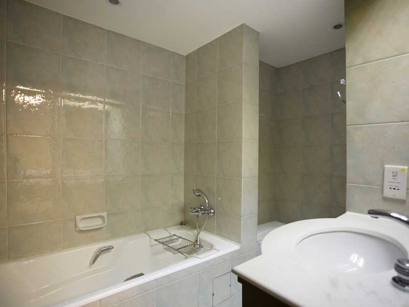 https://img.propertyraptor.com/cdn-cgi/imagedelivery/KD5bF_AFL0JDTbKLWF7z9g/ap8/ap8_001/hornet/prp/img/d715f5481e81d3d2c8e8a31d40b1b8f9.jpg/public