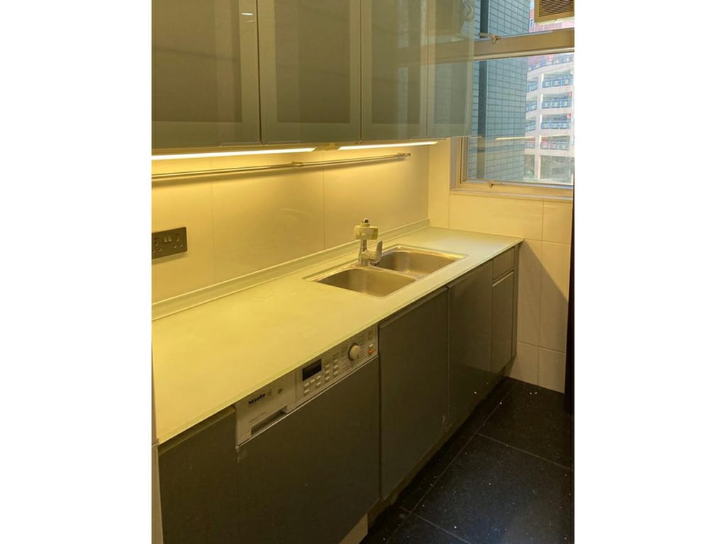 https://img.propertyraptor.com/cdn-cgi/imagedelivery/KD5bF_AFL0JDTbKLWF7z9g/ap8/ap8_001/hornet/prp/img/d8191cceceace1ec618be00565bbf78c.jpg/public