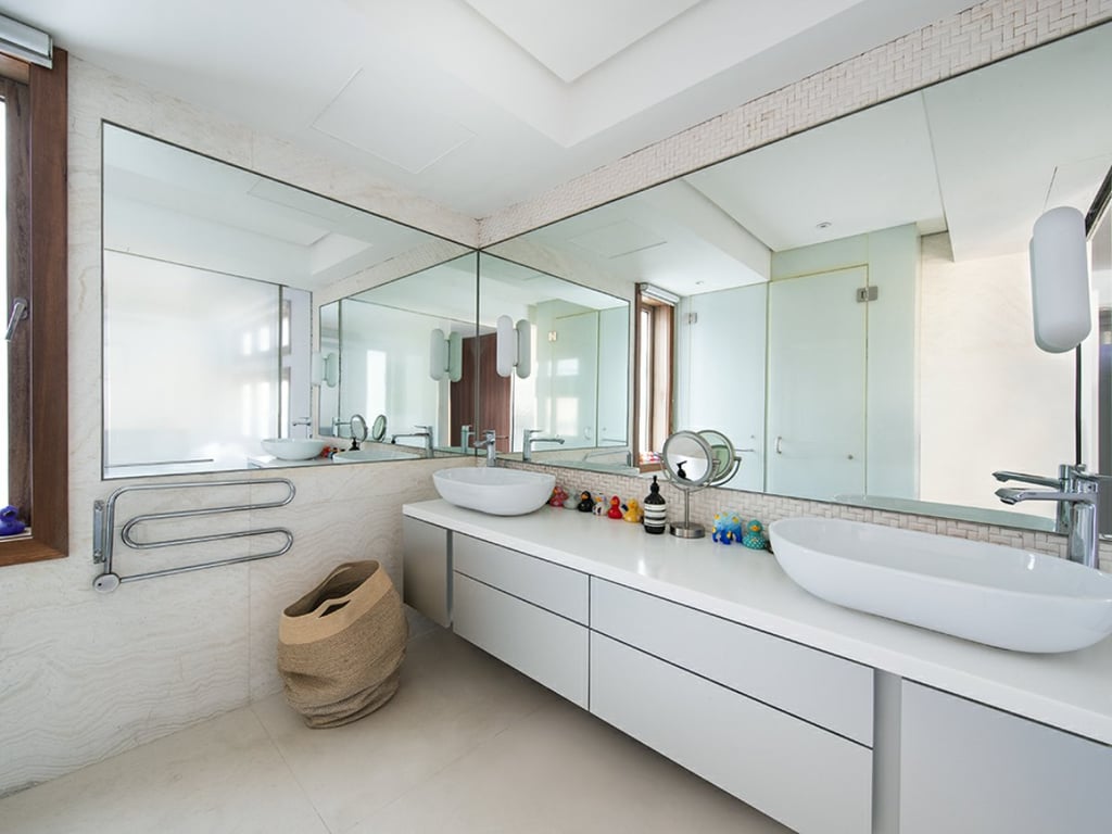 https://img.propertyraptor.com/cdn-cgi/imagedelivery/KD5bF_AFL0JDTbKLWF7z9g/ap8/ap8_001/hornet/prp/img/d819c7764e5e10db3660a560042a5829.jpg/public