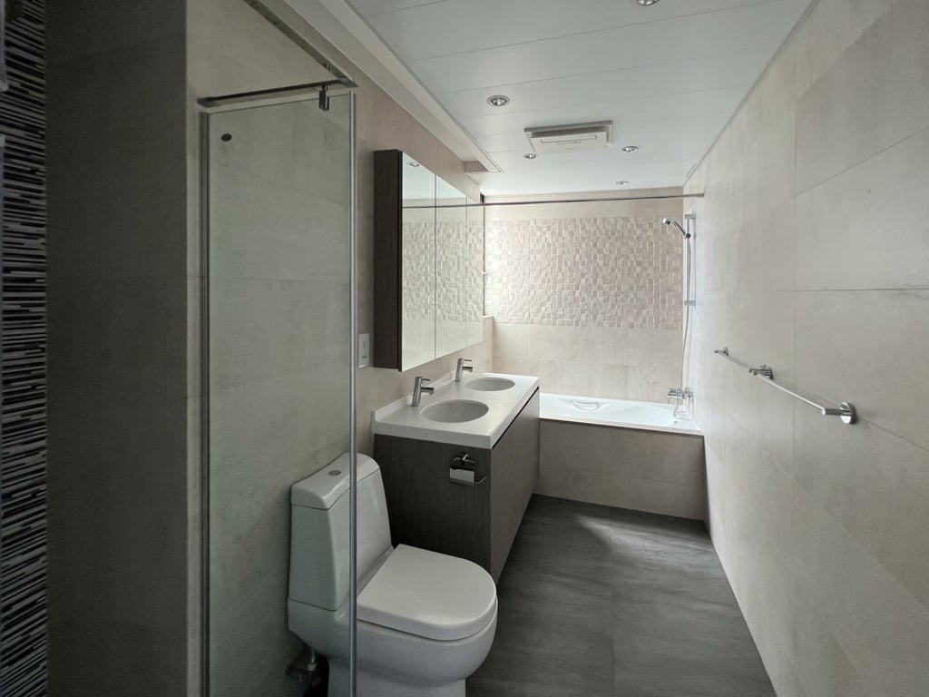https://img.propertyraptor.com/cdn-cgi/imagedelivery/KD5bF_AFL0JDTbKLWF7z9g/ap8/ap8_001/hornet/prp/img/d9685e1c1f5f8a2e26c2a2cc28c496a7.jpg/public