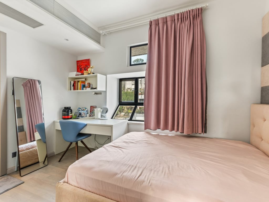 https://img.propertyraptor.com/cdn-cgi/imagedelivery/KD5bF_AFL0JDTbKLWF7z9g/ap8/ap8_001/hornet/prp/img/d99b536aaa0721309c64167d85720362.jpg/public