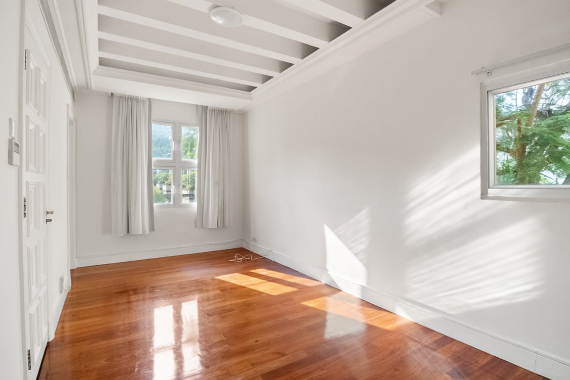 https://img.propertyraptor.com/cdn-cgi/imagedelivery/KD5bF_AFL0JDTbKLWF7z9g/ap8/ap8_001/hornet/prp/img/d9c7f181676b037d5b0a2c0f56b936f9-wtm.jpg/public