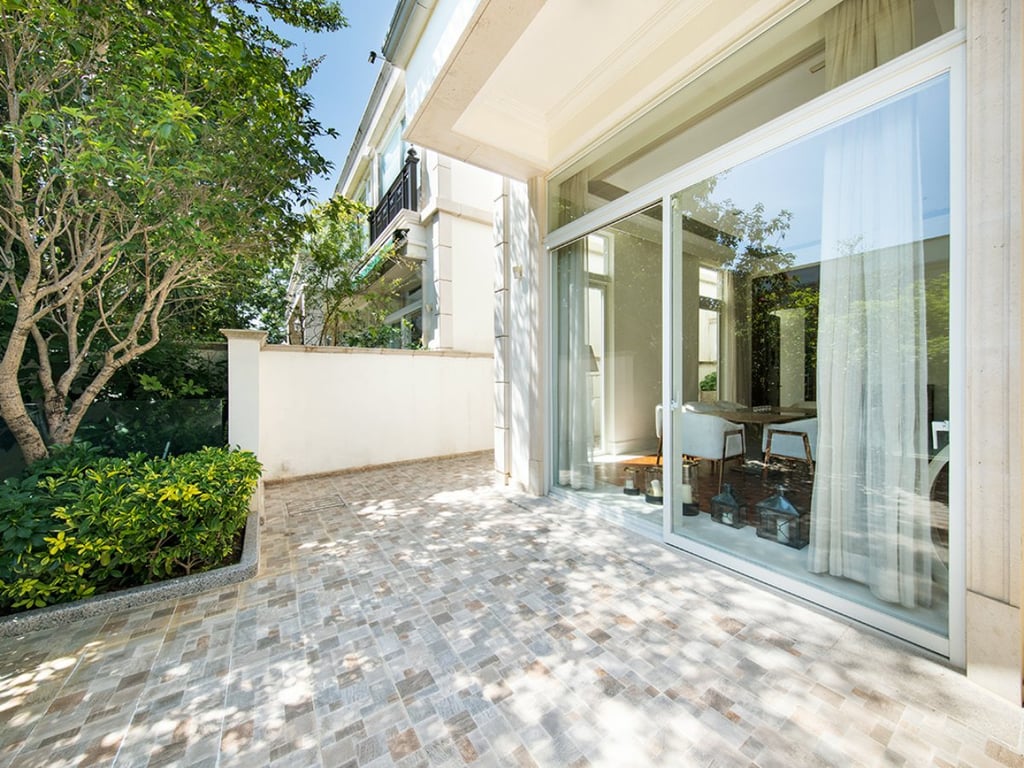 https://img.propertyraptor.com/cdn-cgi/imagedelivery/KD5bF_AFL0JDTbKLWF7z9g/ap8/ap8_001/hornet/prp/img/d9e0e9d669aa6ae3fff4f1e3dc9fecf2.jpg/public