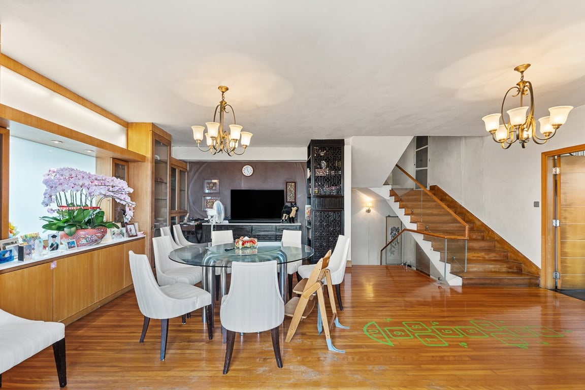 https://img.propertyraptor.com/cdn-cgi/imagedelivery/KD5bF_AFL0JDTbKLWF7z9g/ap8/ap8_001/hornet/prp/img/d9f403e17d8247d0da825a57efdf619d-wtm.jpg/public