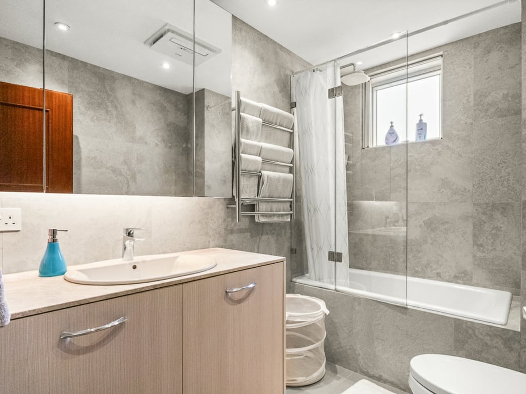 https://img.propertyraptor.com/cdn-cgi/imagedelivery/KD5bF_AFL0JDTbKLWF7z9g/ap8/ap8_001/hornet/prp/img/da20646ede91733a91449dae9b3ccf92-wtm.jpg/public