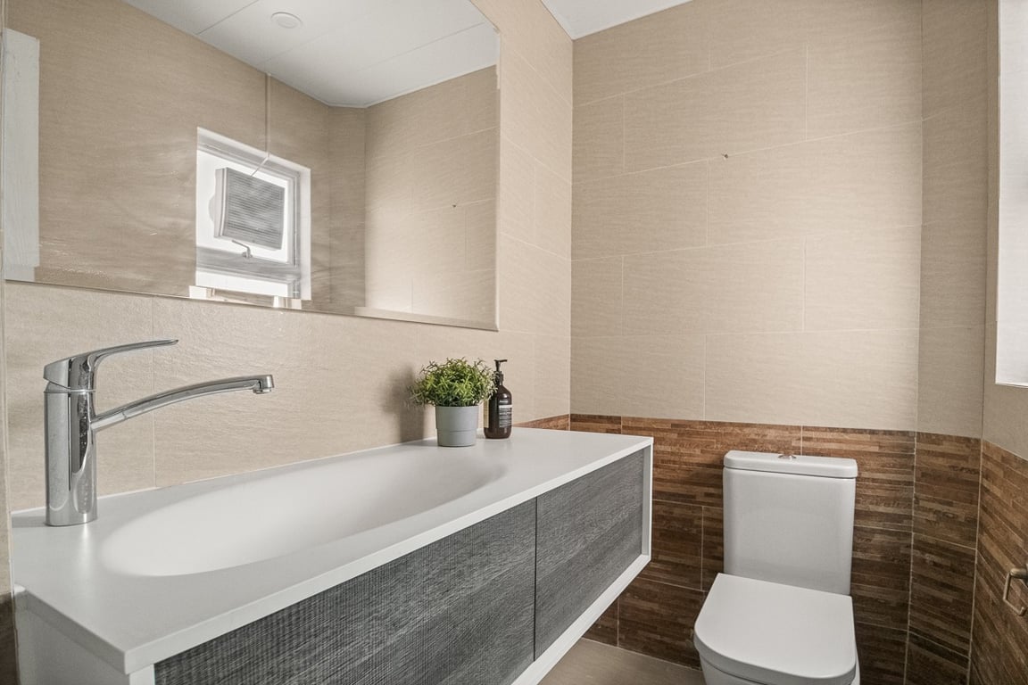https://img.propertyraptor.com/cdn-cgi/imagedelivery/KD5bF_AFL0JDTbKLWF7z9g/ap8/ap8_001/hornet/prp/img/db5e1b58b23a0ba054e642333cefac22-wtm.jpg/public