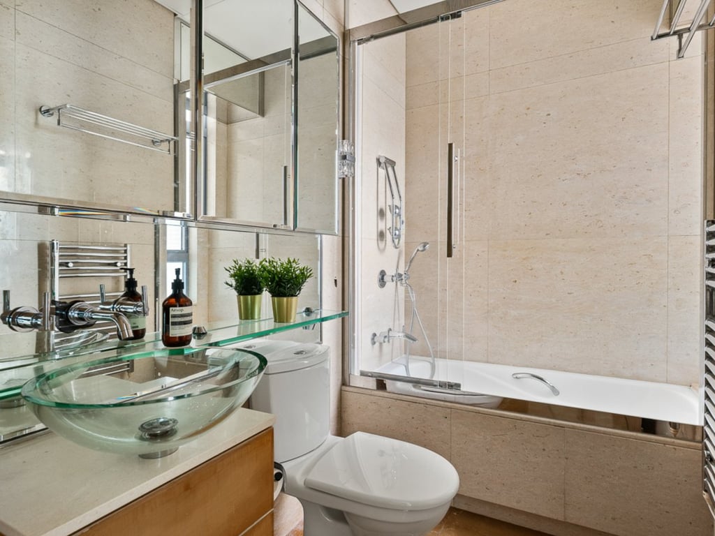 https://img.propertyraptor.com/cdn-cgi/imagedelivery/KD5bF_AFL0JDTbKLWF7z9g/ap8/ap8_001/hornet/prp/img/dba9b6e68291a3adf70c54418859e73b.jpg/public