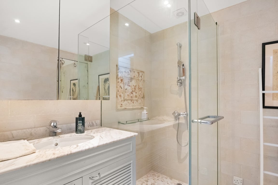 https://img.propertyraptor.com/cdn-cgi/imagedelivery/KD5bF_AFL0JDTbKLWF7z9g/ap8/ap8_001/hornet/prp/img/dbbbd430639d3583d4a4961fd922013c-wtm.jpg/public