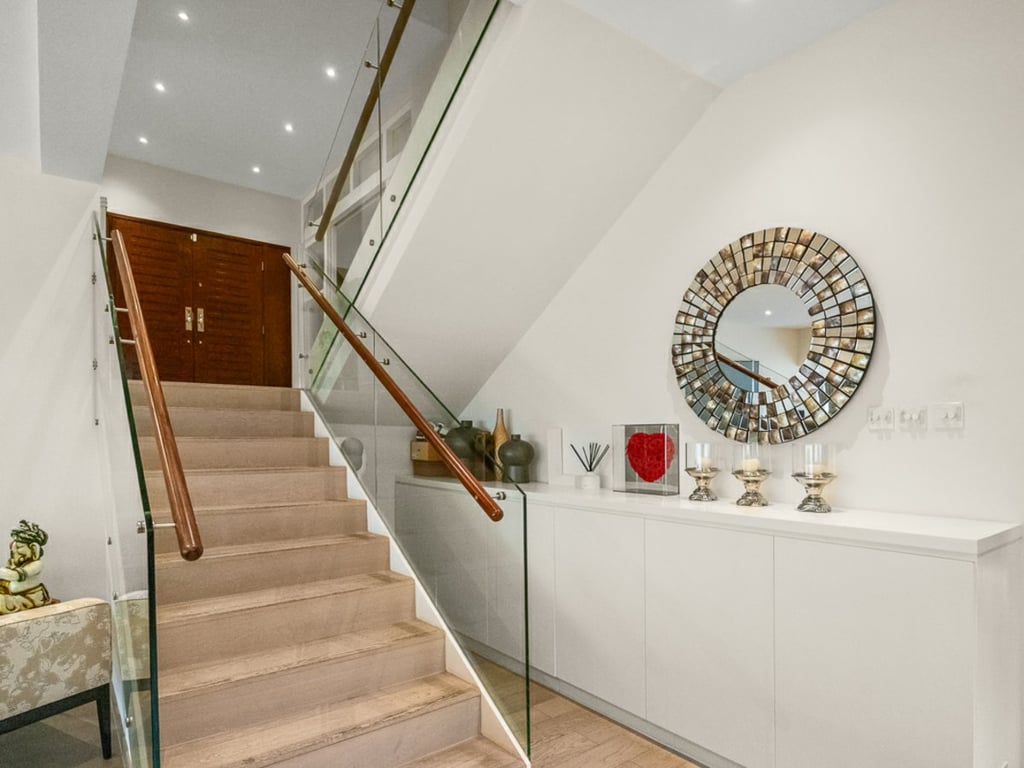 https://img.propertyraptor.com/cdn-cgi/imagedelivery/KD5bF_AFL0JDTbKLWF7z9g/ap8/ap8_001/hornet/prp/img/dc646d58cad5010c12ebf1422647ab7d-wtm.jpg/public