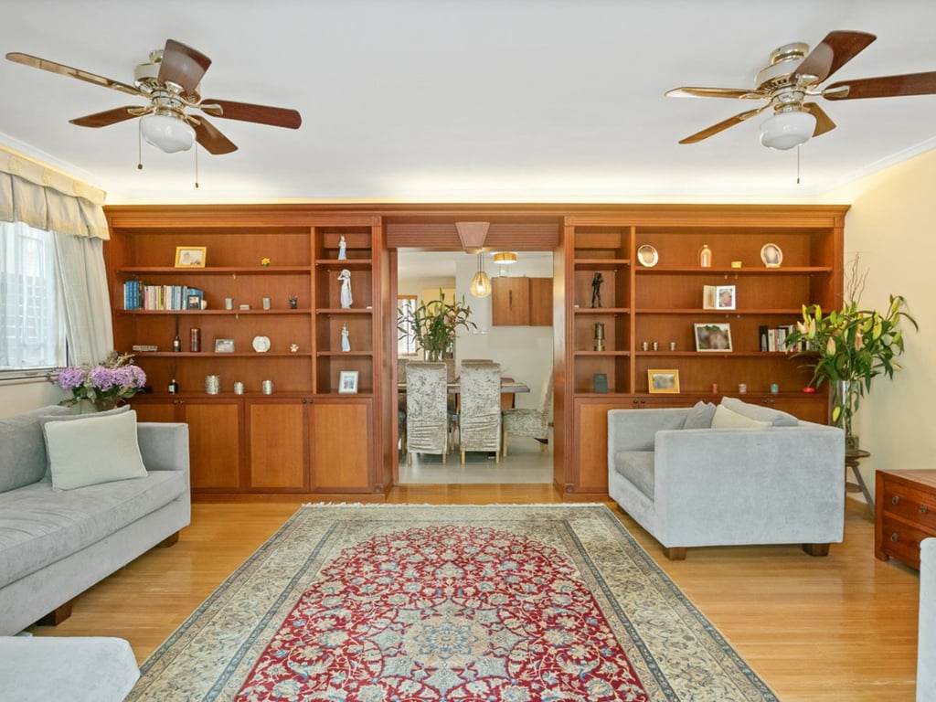https://img.propertyraptor.com/cdn-cgi/imagedelivery/KD5bF_AFL0JDTbKLWF7z9g/ap8/ap8_001/hornet/prp/img/dc7f4936abaa927e161a21a20ca49a05.jpg/public