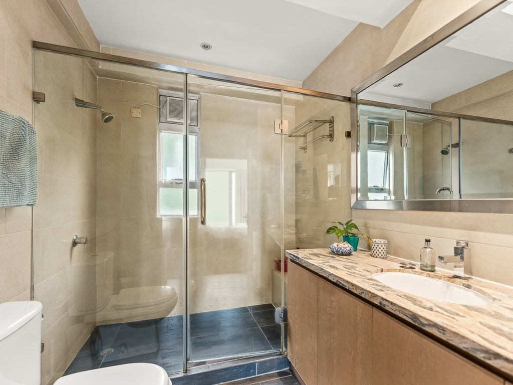 https://img.propertyraptor.com/cdn-cgi/imagedelivery/KD5bF_AFL0JDTbKLWF7z9g/ap8/ap8_001/hornet/prp/img/dcdbae0ba058c9504d8e6d893432f88f.jpg/public