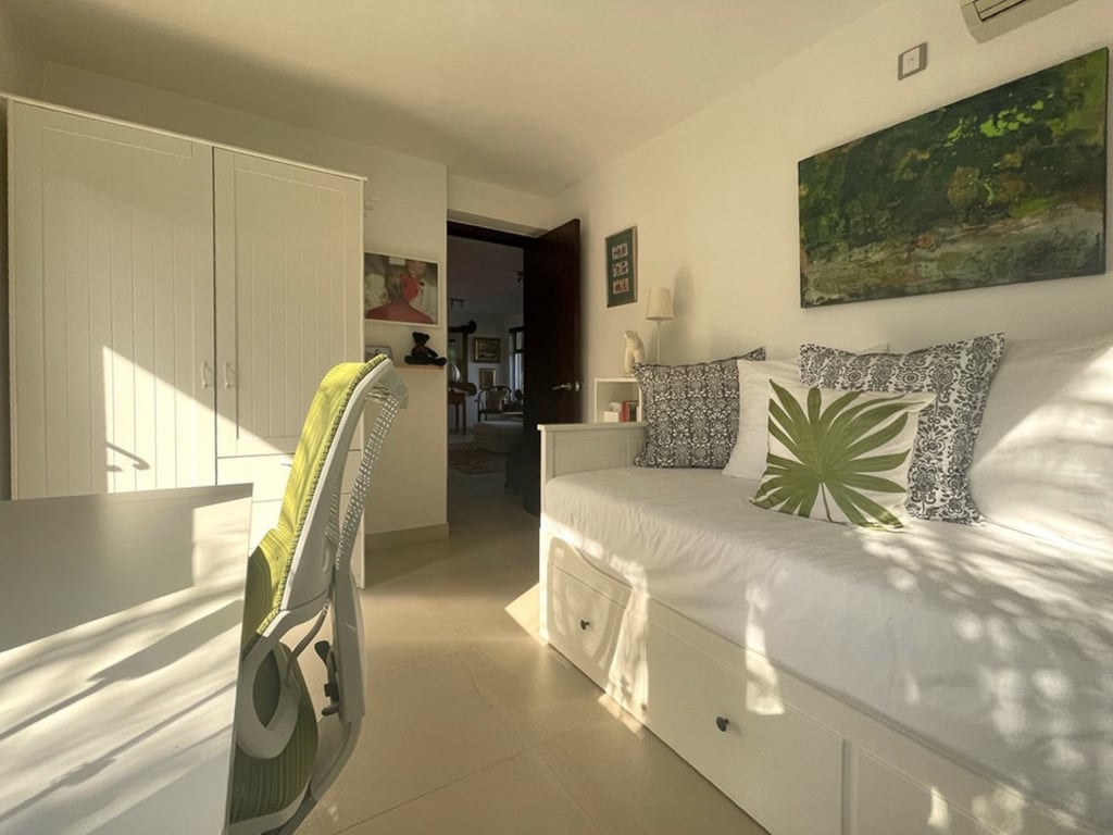 https://img.propertyraptor.com/cdn-cgi/imagedelivery/KD5bF_AFL0JDTbKLWF7z9g/ap8/ap8_001/hornet/prp/img/dd2a12bdd6b4745bcebc41dc3f444be5-wtm.jpg/public