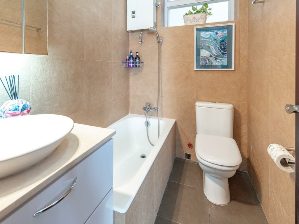 https://img.propertyraptor.com/cdn-cgi/imagedelivery/KD5bF_AFL0JDTbKLWF7z9g/ap8/ap8_001/hornet/prp/img/dd5fda440738cc860cd91f713a704aa5.jpg/public