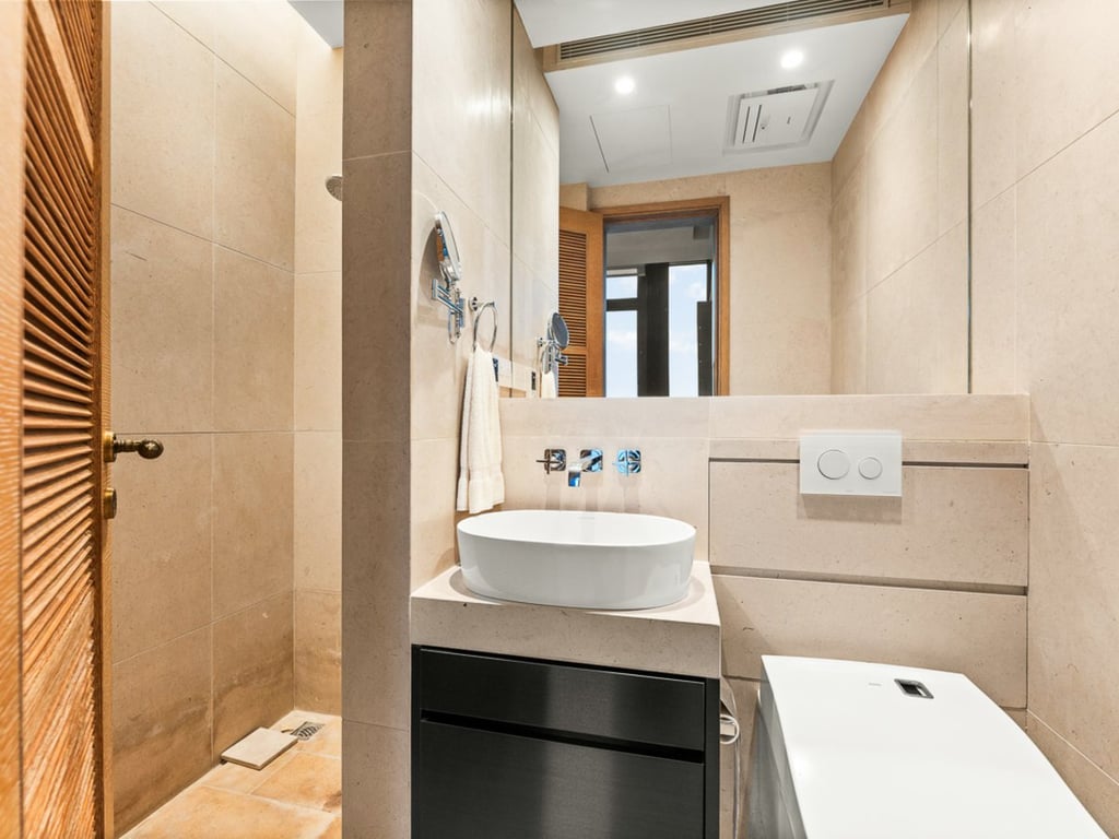 https://img.propertyraptor.com/cdn-cgi/imagedelivery/KD5bF_AFL0JDTbKLWF7z9g/ap8/ap8_001/hornet/prp/img/de5c95b13563c7d903c604c17a726383.jpg/public