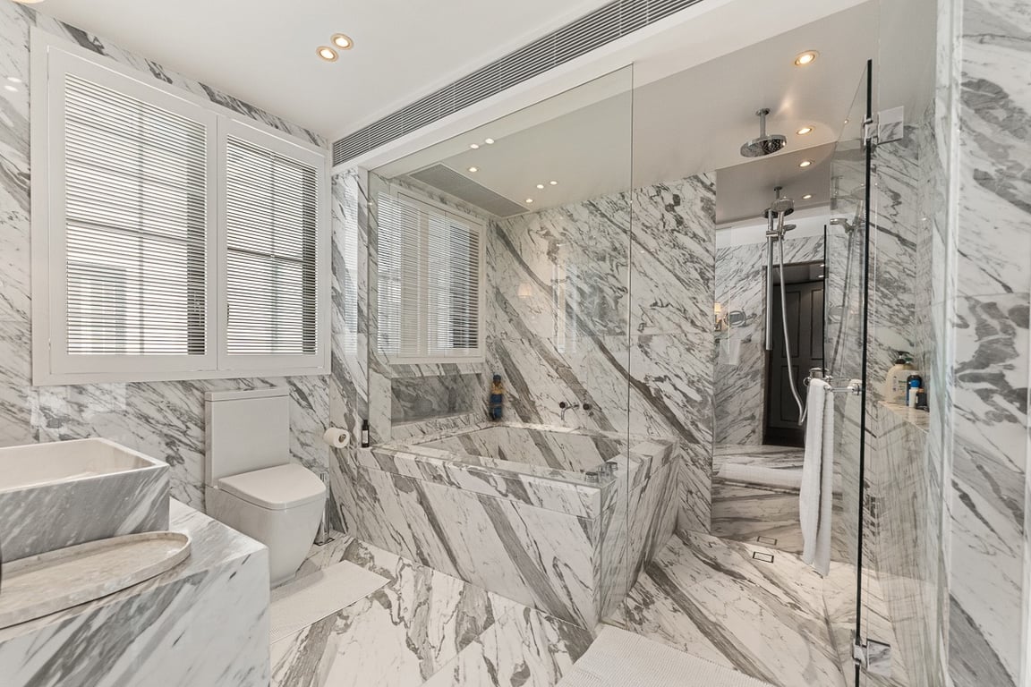 https://img.propertyraptor.com/cdn-cgi/imagedelivery/KD5bF_AFL0JDTbKLWF7z9g/ap8/ap8_001/hornet/prp/img/dec1fb3ad385d97057dc81f20a176f12-wtm.jpg/public