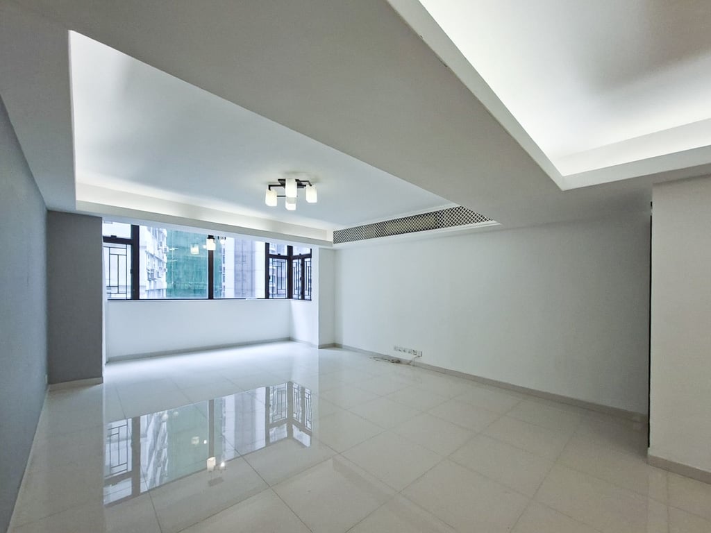 https://img.propertyraptor.com/cdn-cgi/imagedelivery/KD5bF_AFL0JDTbKLWF7z9g/ap8/ap8_001/hornet/prp/img/dedfa712f1b3e049c9553a3ce36b5f45-wtm.jpg/public