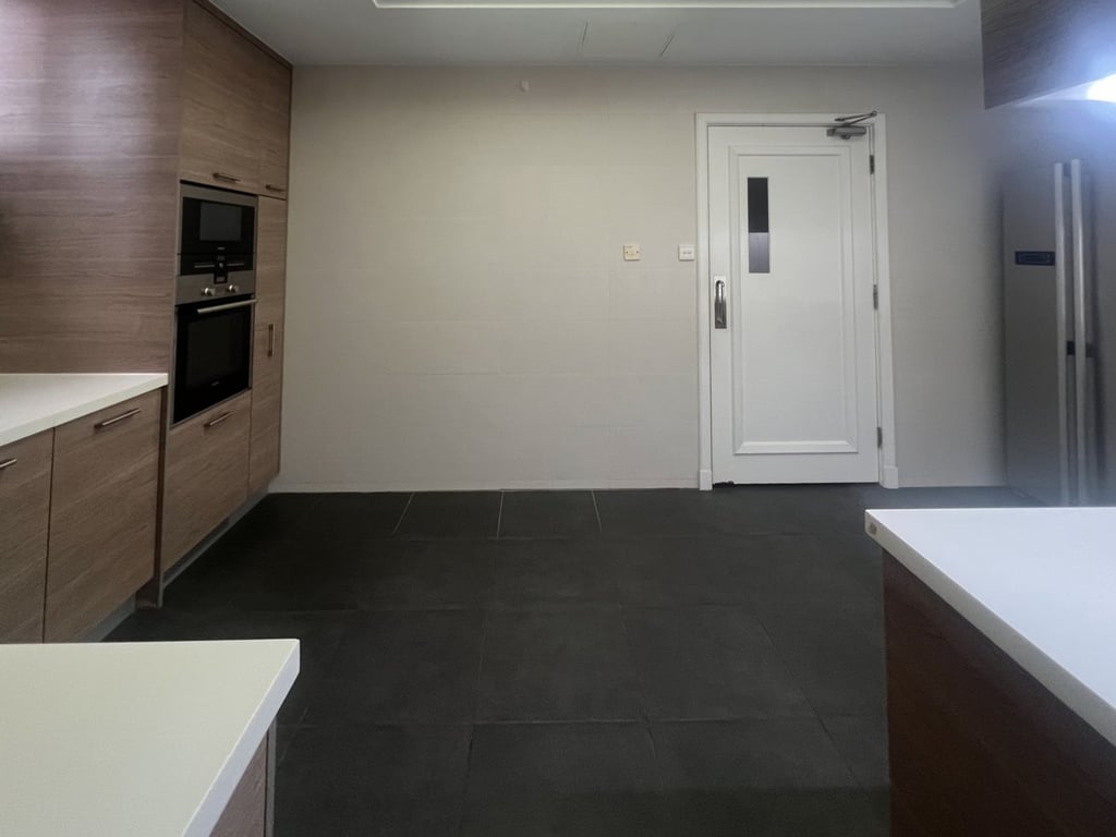 https://img.propertyraptor.com/cdn-cgi/imagedelivery/KD5bF_AFL0JDTbKLWF7z9g/ap8/ap8_001/hornet/prp/img/deebcddcc385b72f2710d77e6fcacba9.jpg/public