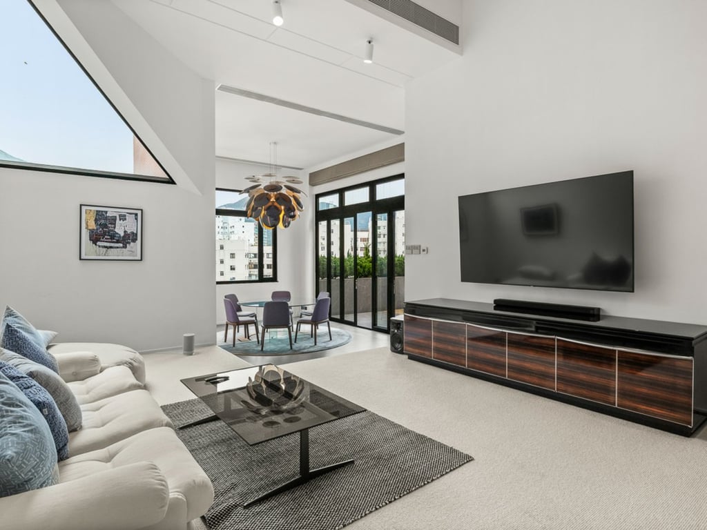 https://img.propertyraptor.com/cdn-cgi/imagedelivery/KD5bF_AFL0JDTbKLWF7z9g/ap8/ap8_001/hornet/prp/img/deec2d8b3678fa66f4f264ac3692a2ce.jpg/public