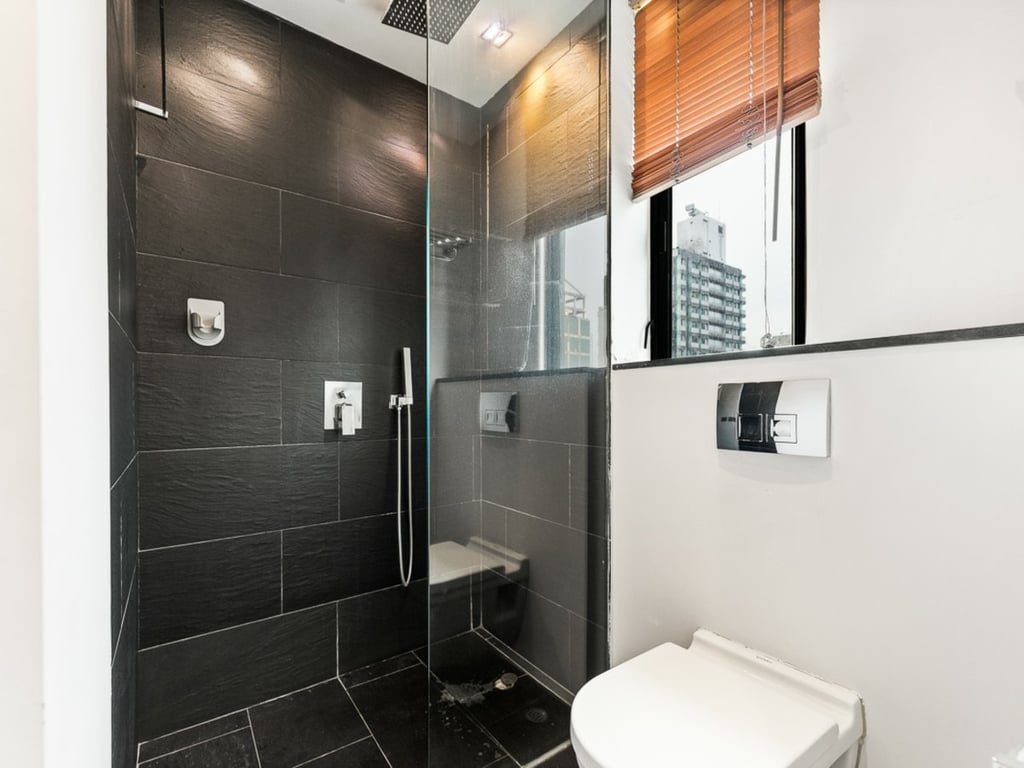 https://img.propertyraptor.com/cdn-cgi/imagedelivery/KD5bF_AFL0JDTbKLWF7z9g/ap8/ap8_001/hornet/prp/img/df157b631d081555da4fa0956ba5efd2.jpg/public