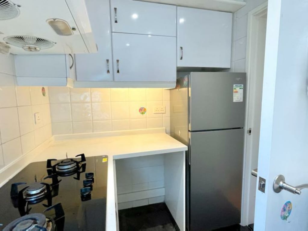 https://img.propertyraptor.com/cdn-cgi/imagedelivery/KD5bF_AFL0JDTbKLWF7z9g/ap8/ap8_001/hornet/prp/img/df3fe0554c5b47b1fc017581dd9ad063.jpg/public