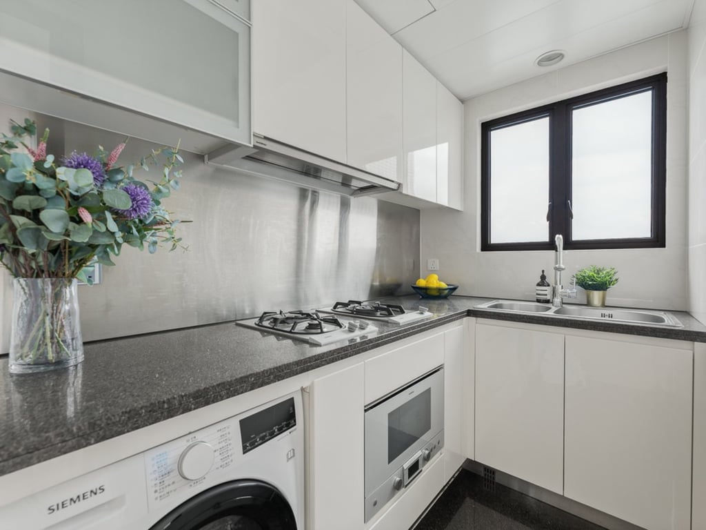 https://img.propertyraptor.com/cdn-cgi/imagedelivery/KD5bF_AFL0JDTbKLWF7z9g/ap8/ap8_001/hornet/prp/img/df660c18b6f06f40a5fc39fce92db8f9.jpg/public