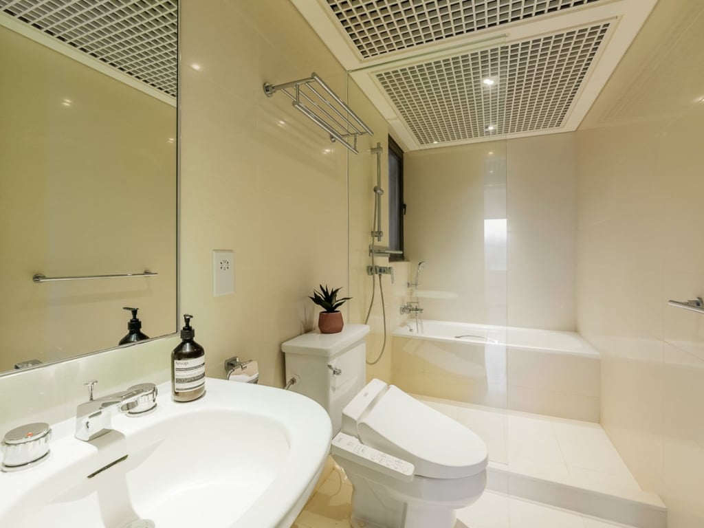 https://img.propertyraptor.com/cdn-cgi/imagedelivery/KD5bF_AFL0JDTbKLWF7z9g/ap8/ap8_001/hornet/prp/img/df8e96b300fbfe8b4fed9285cdb973d3.jpg/public
