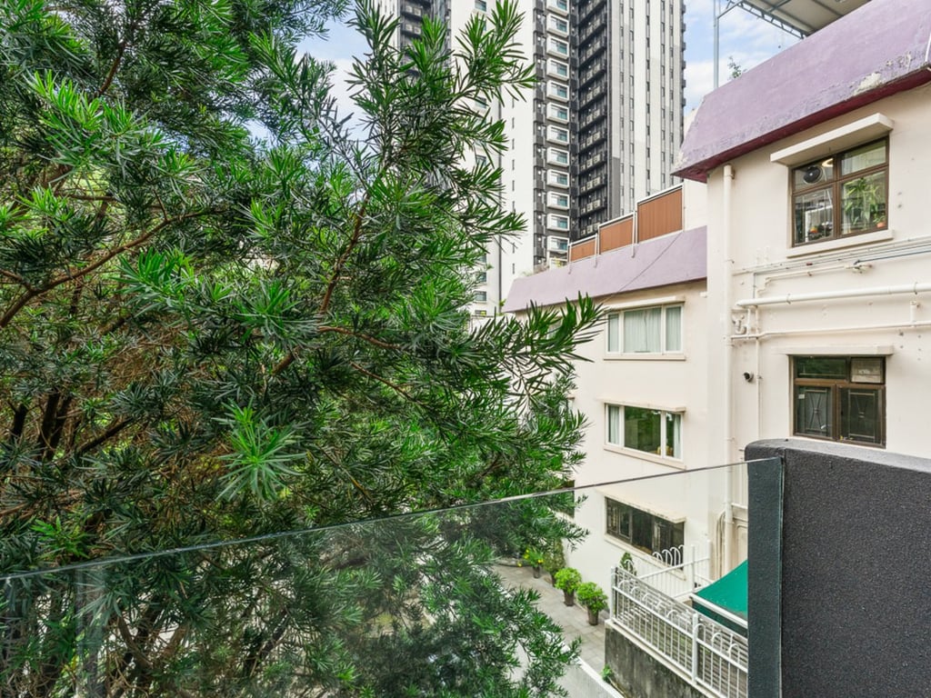 https://img.propertyraptor.com/cdn-cgi/imagedelivery/KD5bF_AFL0JDTbKLWF7z9g/ap8/ap8_001/hornet/prp/img/dfd8564590937a11e2d3b5574db45403.jpg/public