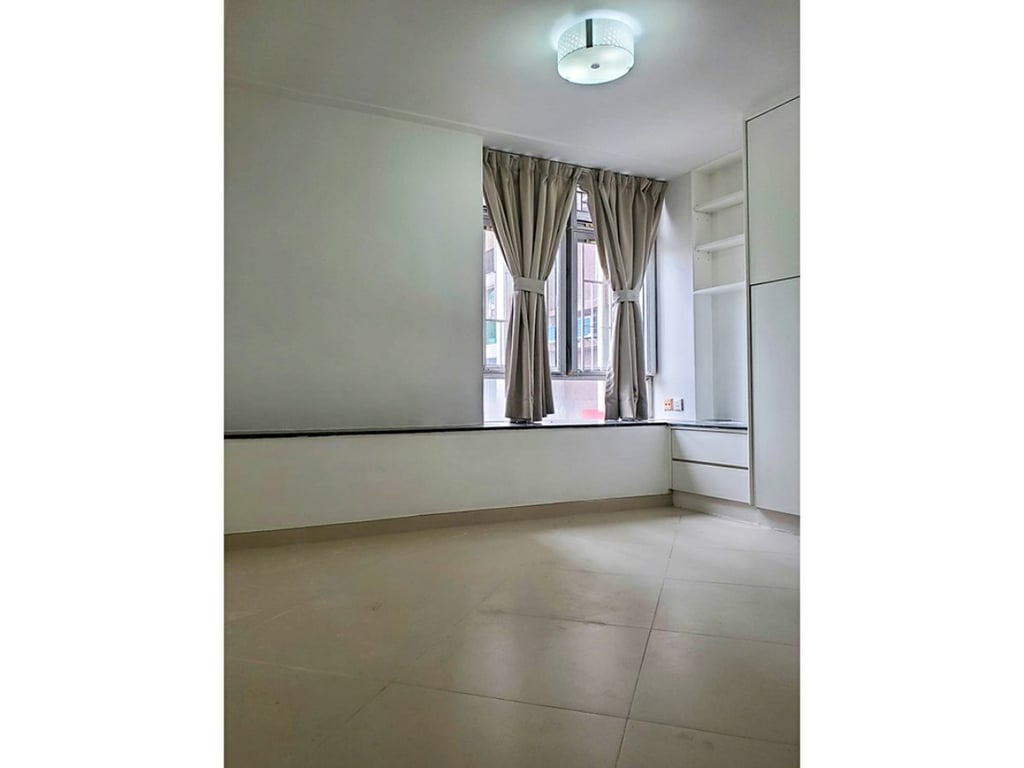 https://img.propertyraptor.com/cdn-cgi/imagedelivery/KD5bF_AFL0JDTbKLWF7z9g/ap8/ap8_001/hornet/prp/img/dfe053651b4ae55142950fa5125f8f7a.jpg/public