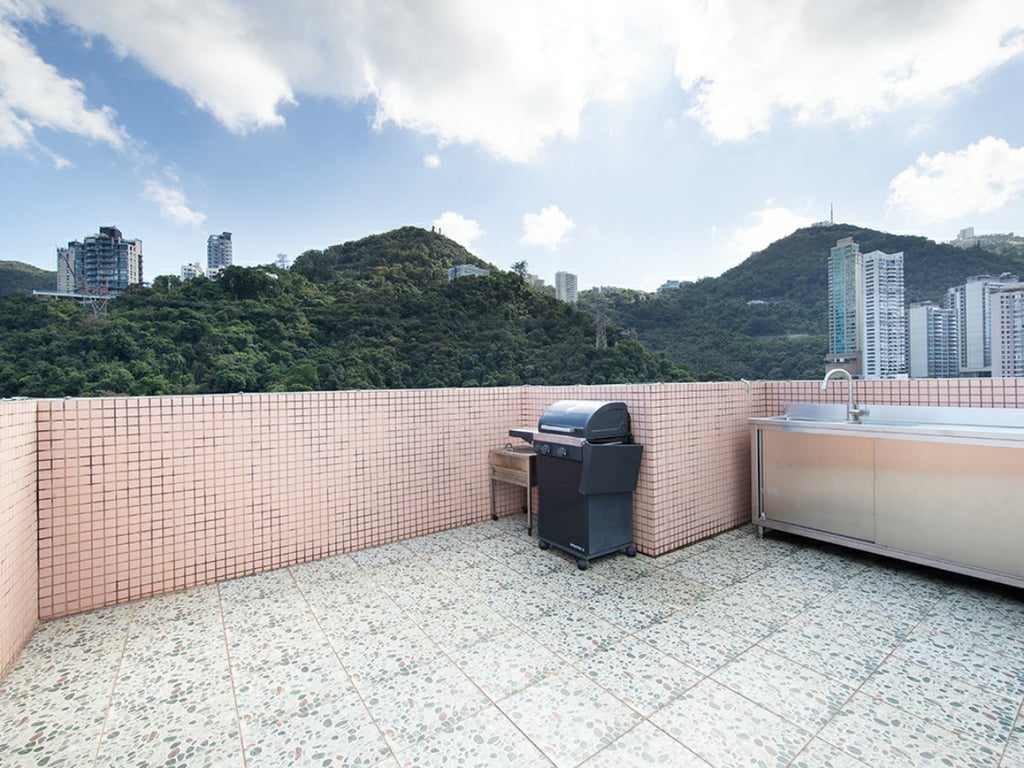 https://img.propertyraptor.com/cdn-cgi/imagedelivery/KD5bF_AFL0JDTbKLWF7z9g/ap8/ap8_001/hornet/prp/img/dffee627740ef8c48e9fad6359a09ad0.jpg/public
