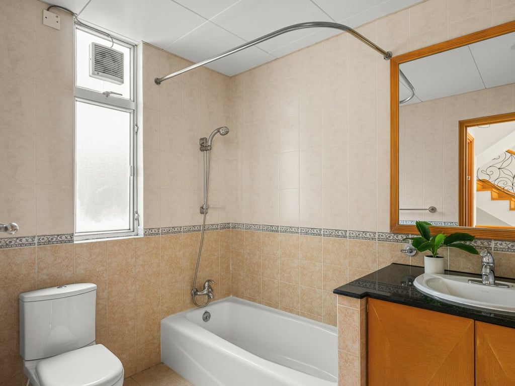 https://img.propertyraptor.com/cdn-cgi/imagedelivery/KD5bF_AFL0JDTbKLWF7z9g/ap8/ap8_001/hornet/prp/img/e0071ac402ae5e381a007460ceb575aa.jpg/public