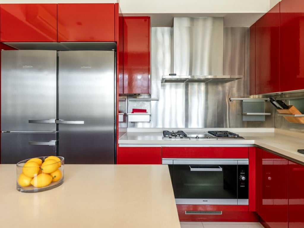 https://img.propertyraptor.com/cdn-cgi/imagedelivery/KD5bF_AFL0JDTbKLWF7z9g/ap8/ap8_001/hornet/prp/img/e083f59504605d7d423d9b305e0cf66d.jpg/public