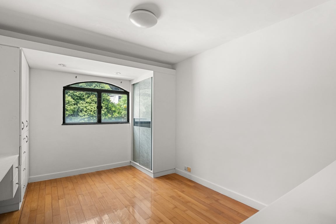https://img.propertyraptor.com/cdn-cgi/imagedelivery/KD5bF_AFL0JDTbKLWF7z9g/ap8/ap8_001/hornet/prp/img/e0abf049490e1417457b7abf40297e63-wtm.jpg/public