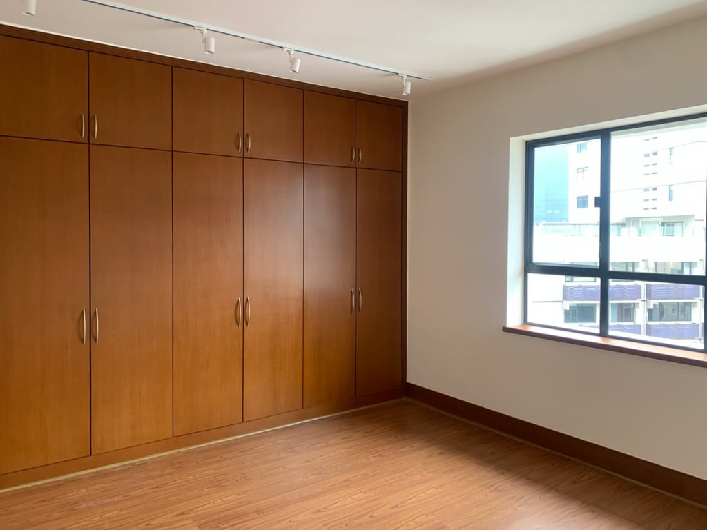 https://img.propertyraptor.com/cdn-cgi/imagedelivery/KD5bF_AFL0JDTbKLWF7z9g/ap8/ap8_001/hornet/prp/img/e0d5f9e66d5191818d0d3857399dca67.jpg/public