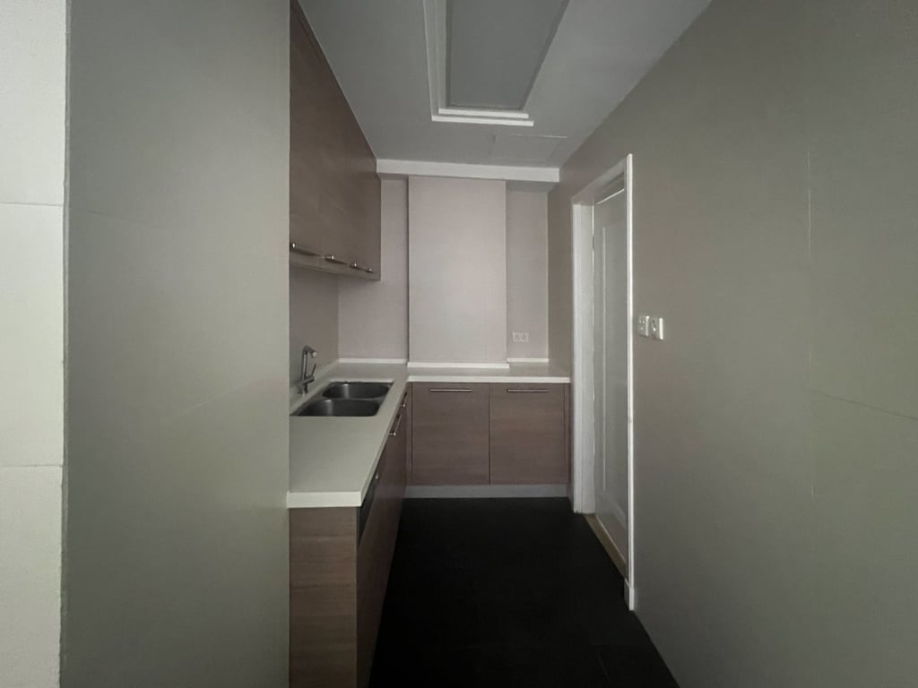 https://img.propertyraptor.com/cdn-cgi/imagedelivery/KD5bF_AFL0JDTbKLWF7z9g/ap8/ap8_001/hornet/prp/img/e0e284bacbc561d85d13732eaac13567.jpg/public