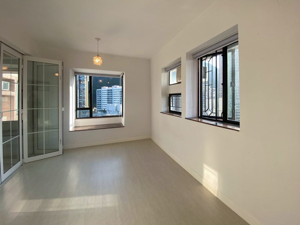 https://img.propertyraptor.com/cdn-cgi/imagedelivery/KD5bF_AFL0JDTbKLWF7z9g/ap8/ap8_001/hornet/prp/img/e14895593a1e1305a48016cd08c03060.jpg/public