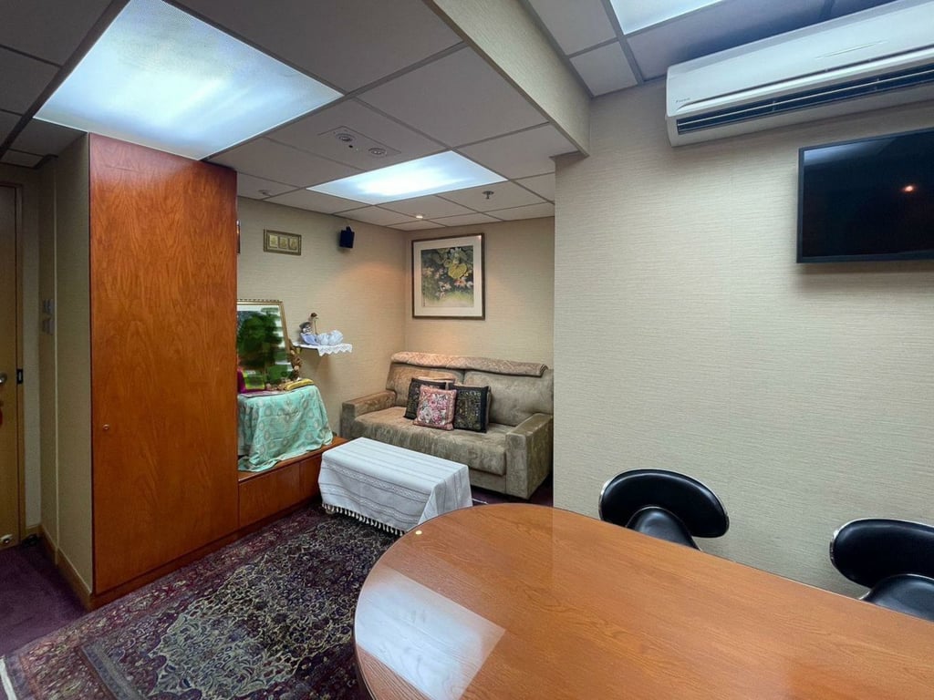 https://img.propertyraptor.com/cdn-cgi/imagedelivery/KD5bF_AFL0JDTbKLWF7z9g/ap8/ap8_001/hornet/prp/img/e155499c3b7504f8e7339924a0926834.jpg/public