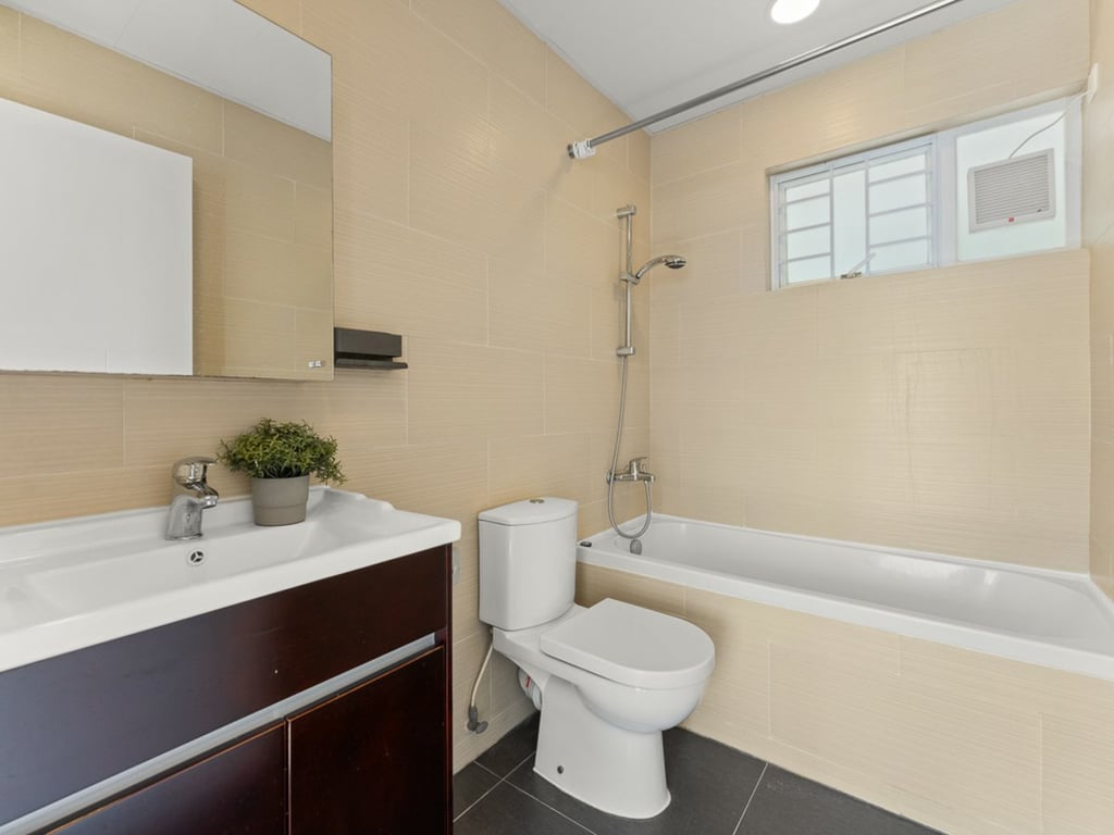 https://img.propertyraptor.com/cdn-cgi/imagedelivery/KD5bF_AFL0JDTbKLWF7z9g/ap8/ap8_001/hornet/prp/img/e1940f842c53ffb664c61e858f73e518.jpg/public