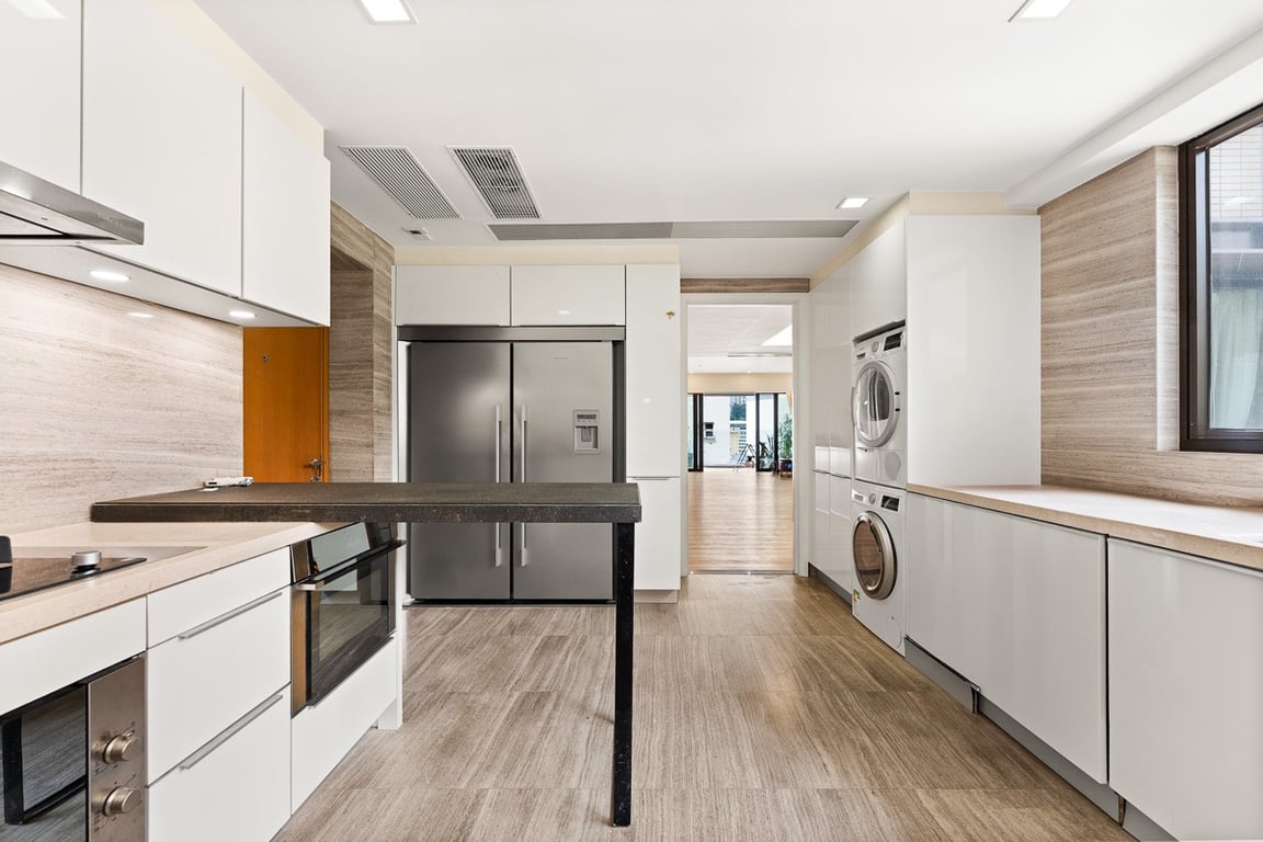 https://img.propertyraptor.com/cdn-cgi/imagedelivery/KD5bF_AFL0JDTbKLWF7z9g/ap8/ap8_001/hornet/prp/img/e1f60b7f86cf1ef62e882e83ee4a9d2e-wtm.jpg/public