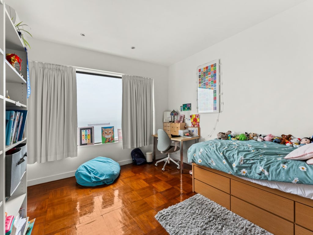 https://img.propertyraptor.com/cdn-cgi/imagedelivery/KD5bF_AFL0JDTbKLWF7z9g/ap8/ap8_001/hornet/prp/img/e23ee1083a5c8cf90087ff810b53841c.jpg/public